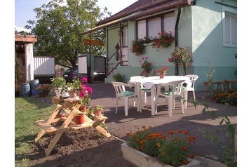 Hungría Privát Egerszalók, Exterior